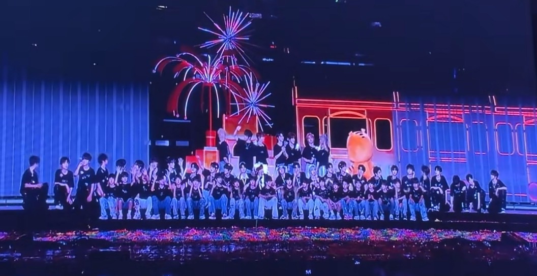 谁能数清这个舞台上有多少个男人。 