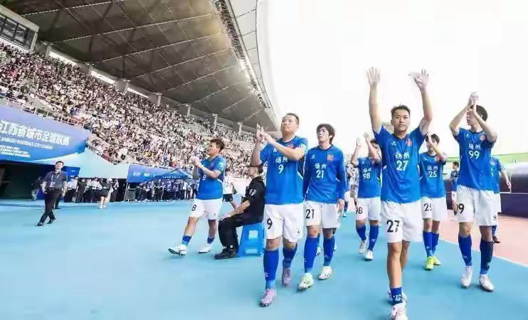 苏超菜鸡不菜雄鹰换喙2026年5月，一幅墙画让镇江球迷出了圈。画上就一句话：“倒