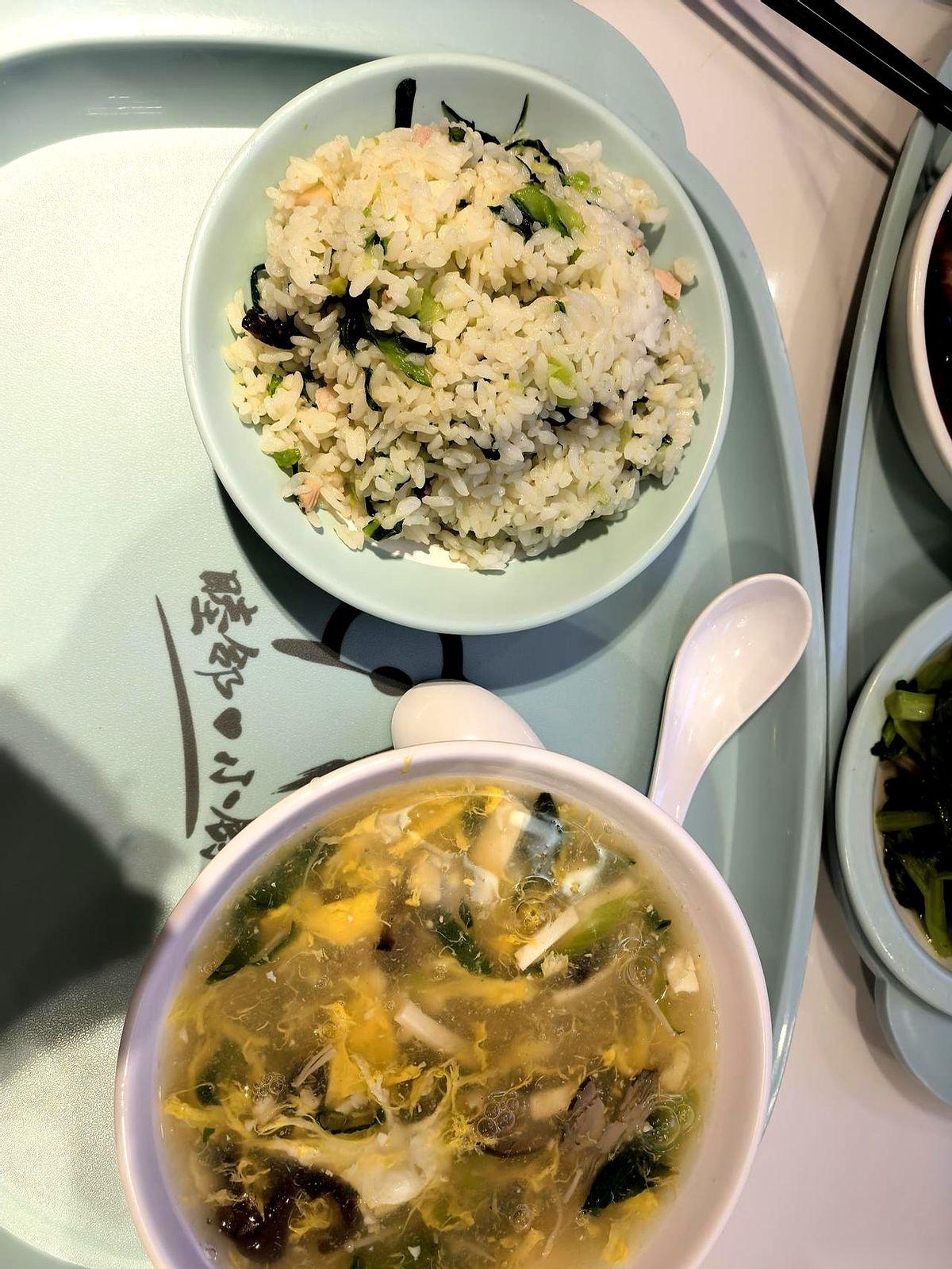 结账70块，我刚要开口，老公却从兜里掏出身份证，“啪”一下按在了收银台上。
收银