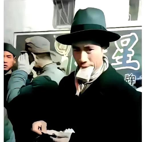 1949年，上海滩赫赫有名的商人丁永福，把自家的洋房全卖了，换成了美金。旁人都说