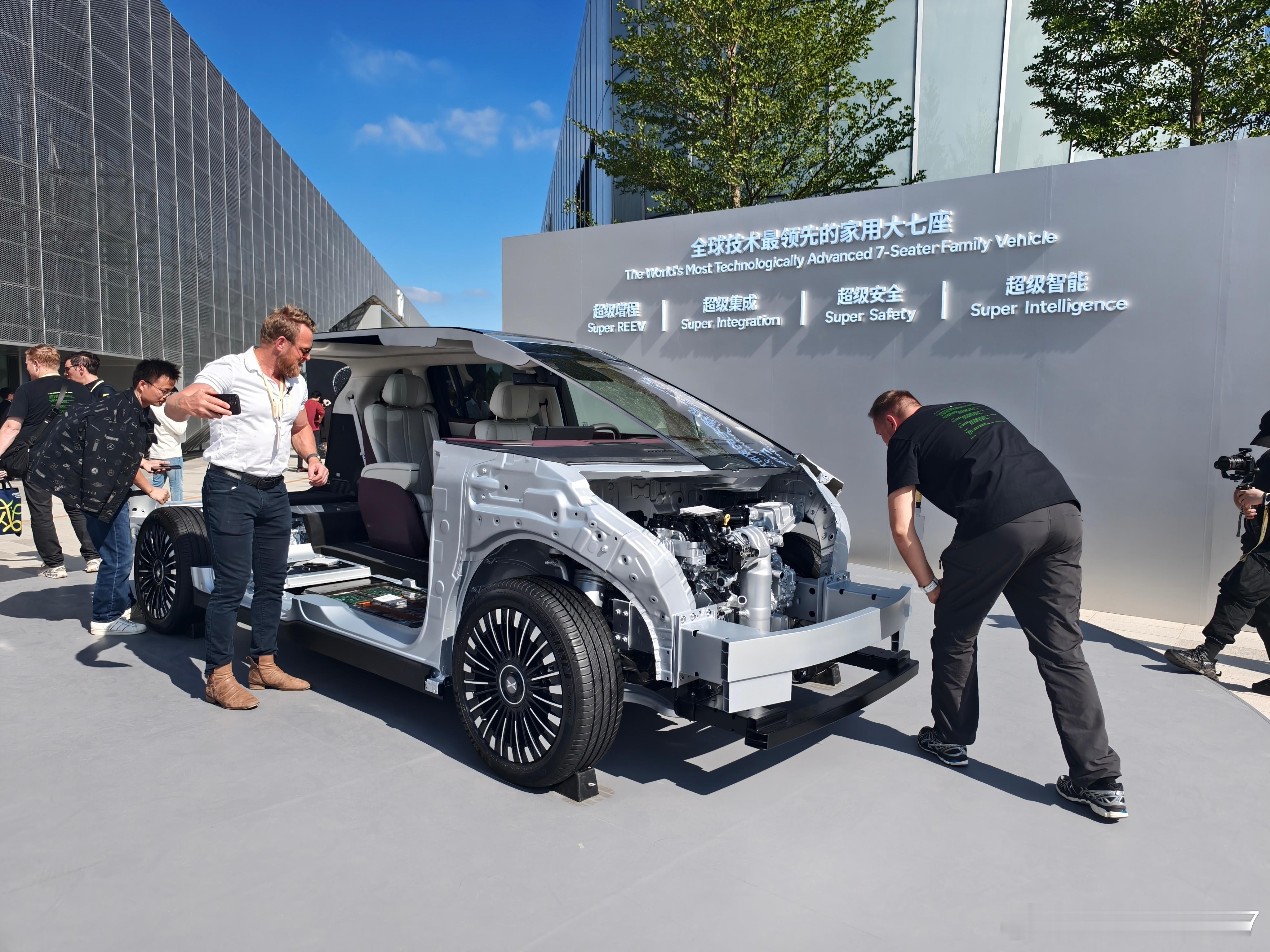 这次外国友人来参加的人数堪比今年的上海车展，足以见得咱们国家在这方面的领先性了，