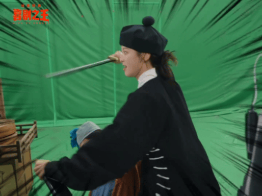 杨超越史上最萌武松杨超越小武松花絮杨超越小武松花絮来袭，整理帽檐的模样软乎乎，手