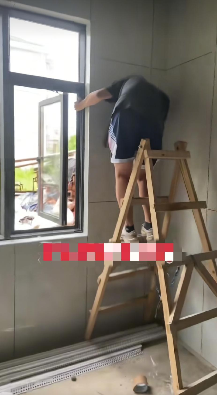高考结束，妈妈以为儿子还在补觉，可推开门后的那一幕，让她红了眼眶。
 
高考结束