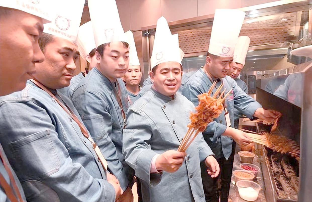 [浮云]你见过录取率比考公务员还低的学校吗？今年4月，全国首个烧烤产业学院在岳阳