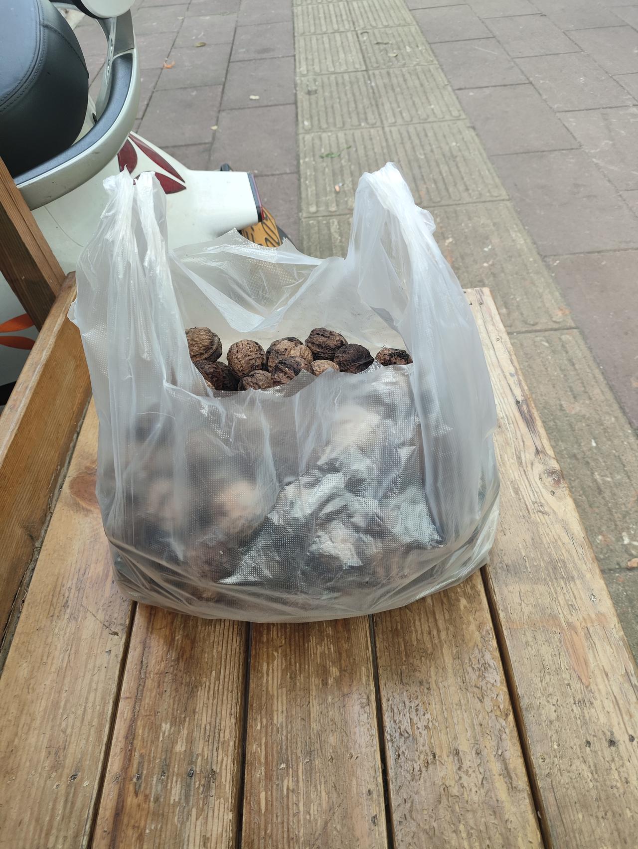 弥勒佛城商都附近路边买的6元一公斤的核桃，农户说是早上刚剥皮洗过的，所以还有点湿