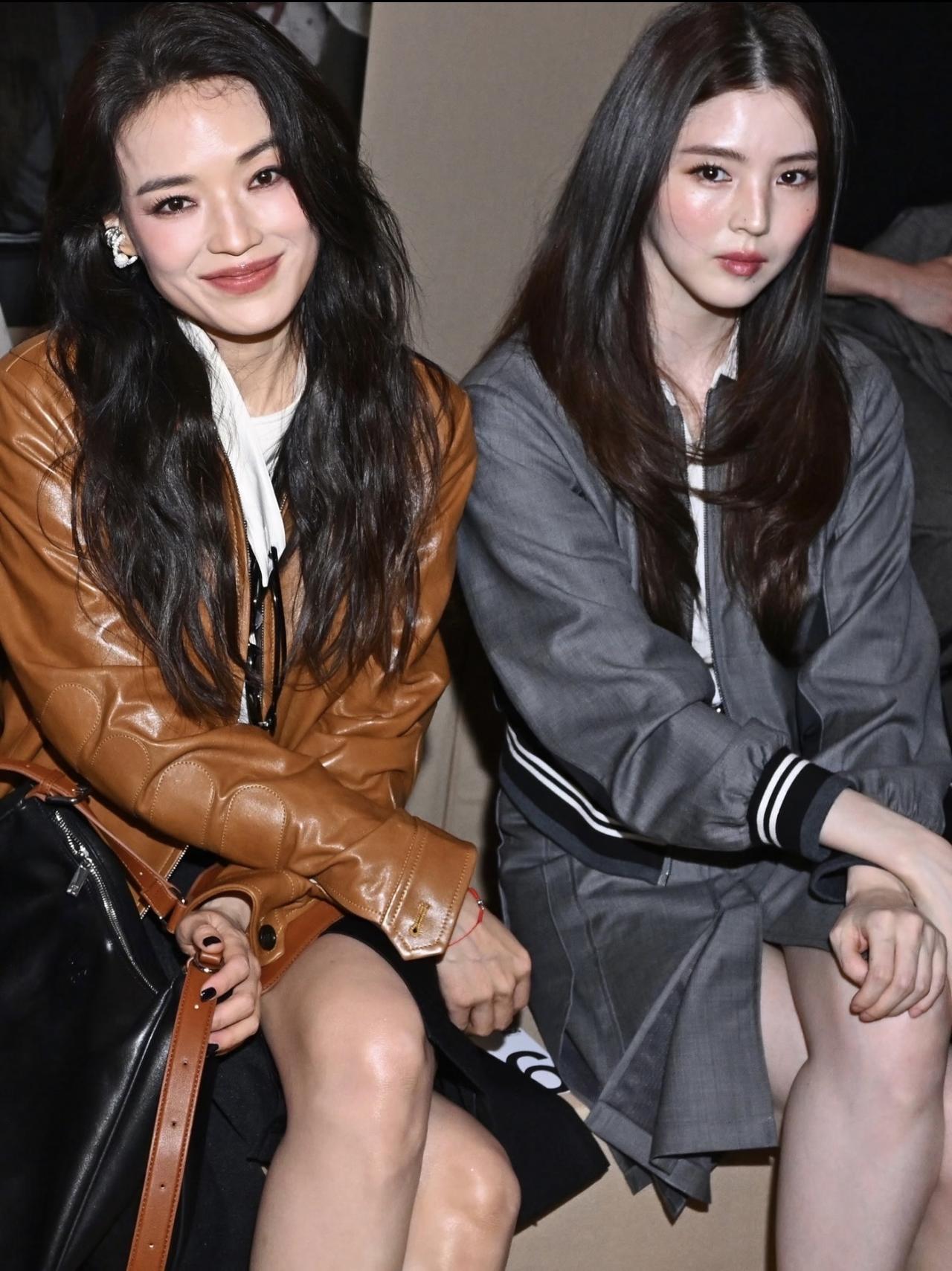 近日，舒淇现身米兰参加活动，她与韩素希坐在一起看秀的画面。

50岁舒淇的松弛感