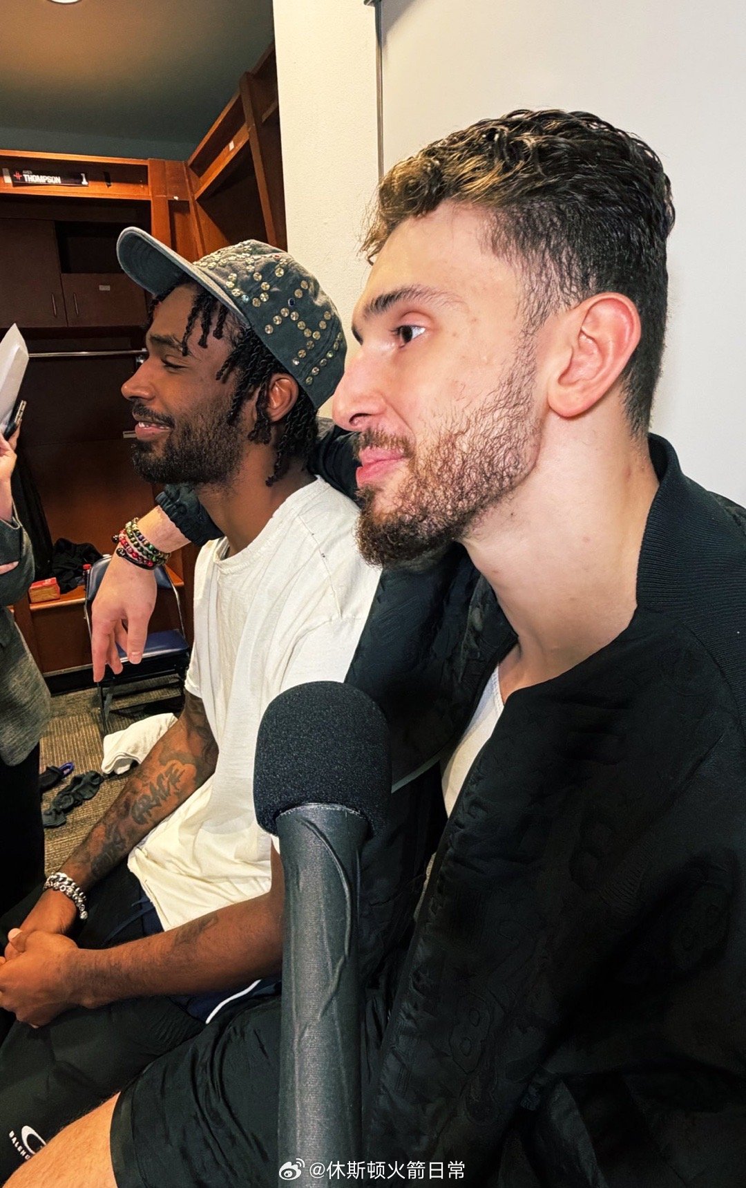 火箭美女记者Vanessa Richardson更推：“氛围，化学反应，肢体语言