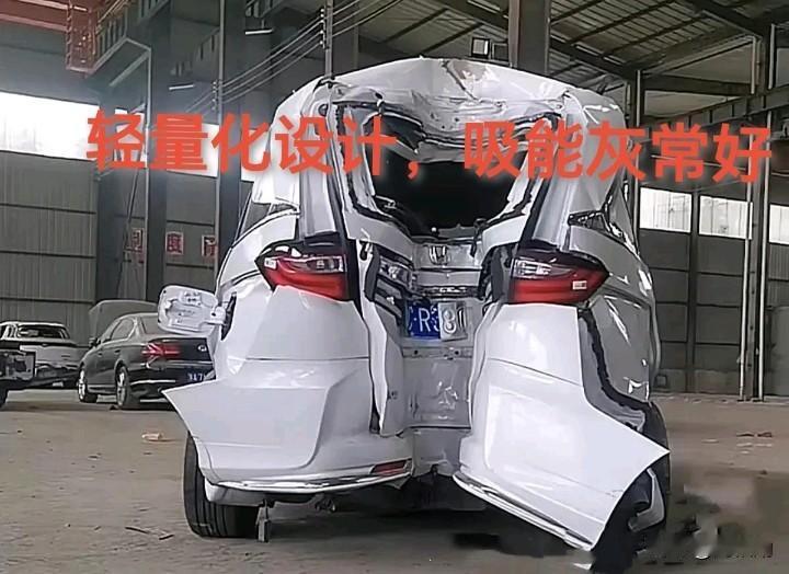 看看这台车的车尾，被撞击后直接彻底挤压变形，网友纷纷玩梗刷起“凹德赛”，调侃意味