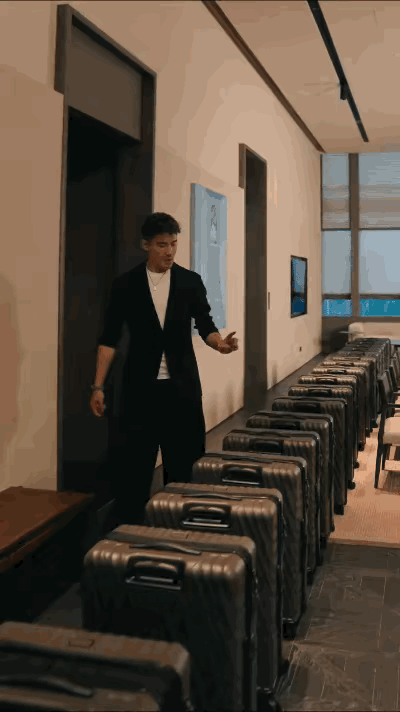 胡兵，出一趟国，行李箱就得几十个。这样的男人，应该很难爱上别人吧，因为他所有的时
