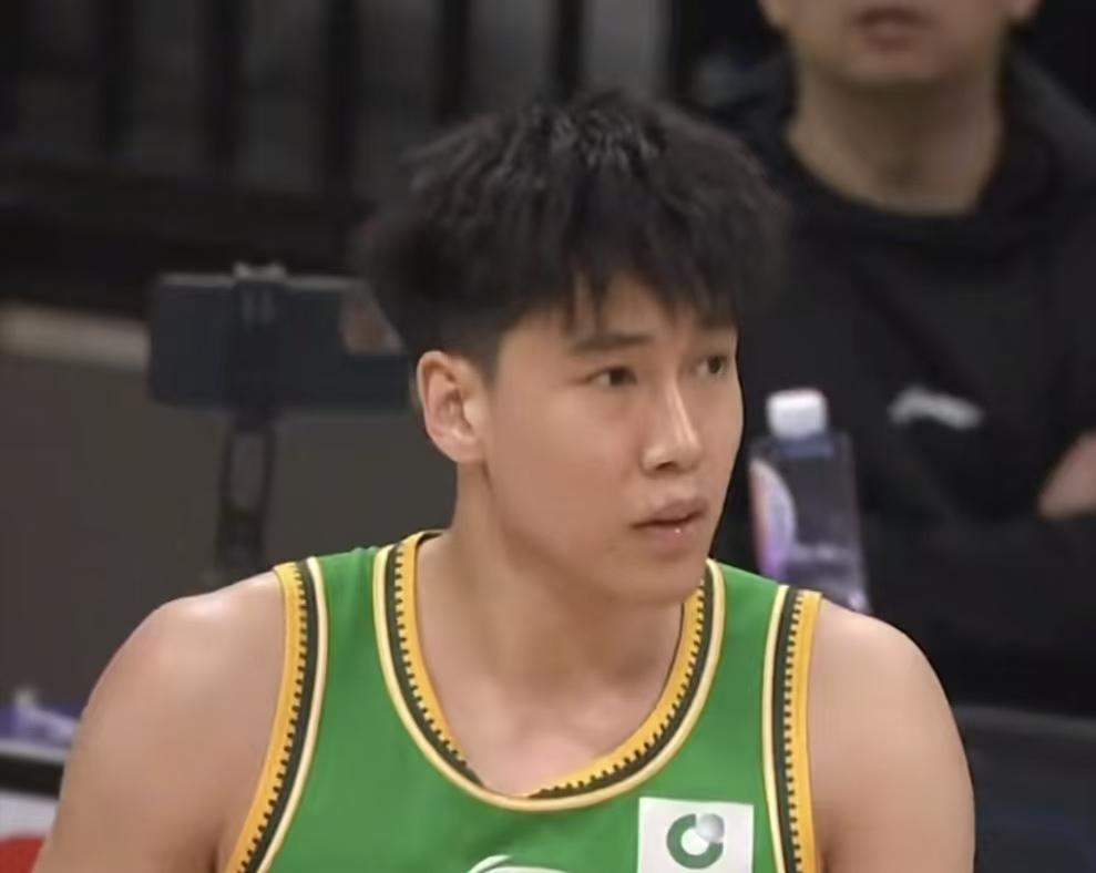 李虎翼正在等待一个机会，那就是等待辽宁裁掉一个小外援，给虎子腾出一些时间
 威尔