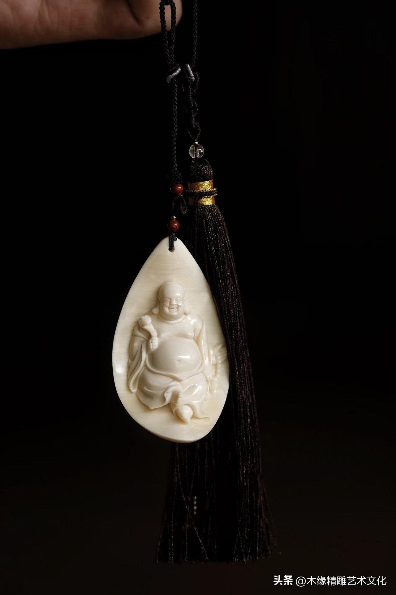 笑意，是最温柔的姿态。

弥勒倚坐，衣袍舒展，眉眼之间自有一份从容与欢喜。猛犸材