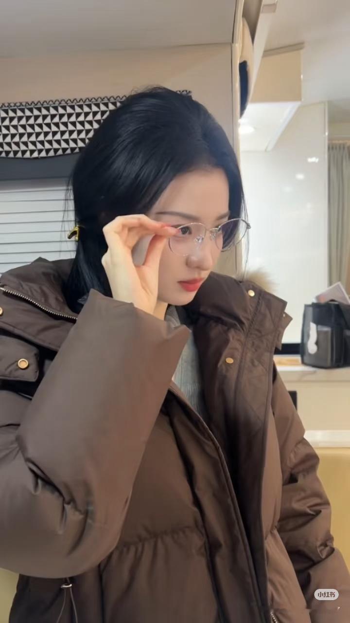 王楚然就顶着这样一张美脸演小品 