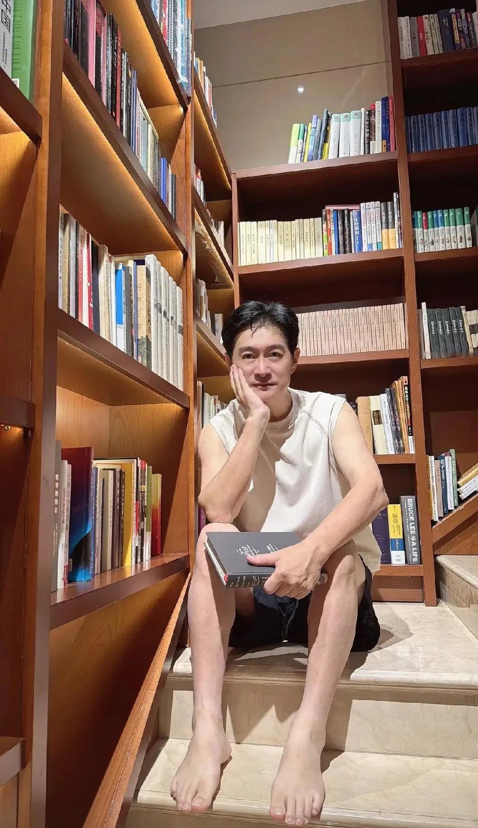 黄安真是好有文化啊！在头条晒了自己家的大书柜。
网友问他这些书你都看了吗？他说你