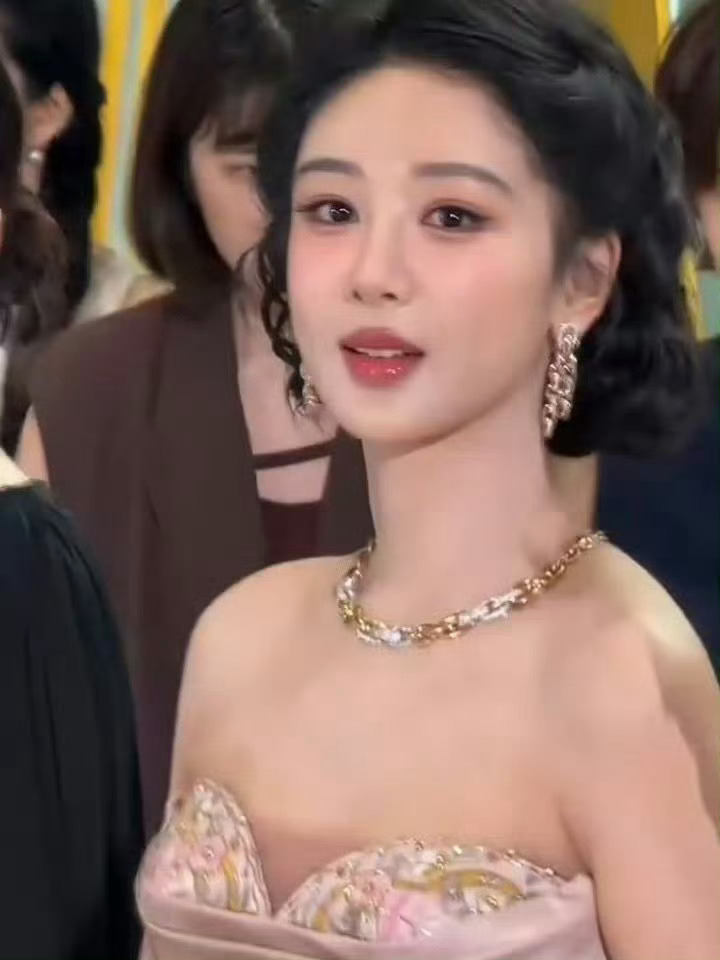杨紫白玉兰视后评论区成许愿池杨紫凭借《生命树》白菊一角拿下白玉兰视后，成功成为首