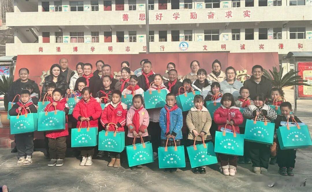 12月10日，洋县民政局在龙亭镇长溪中小组织开展了“寒冬送温暖，暖阳照童心”专项