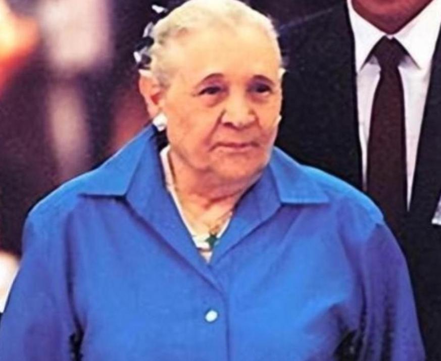 1939年，蒋经国的妻子蒋方良正在屋内行走，突然，她脱光了自己的衣服，从楼上跑到