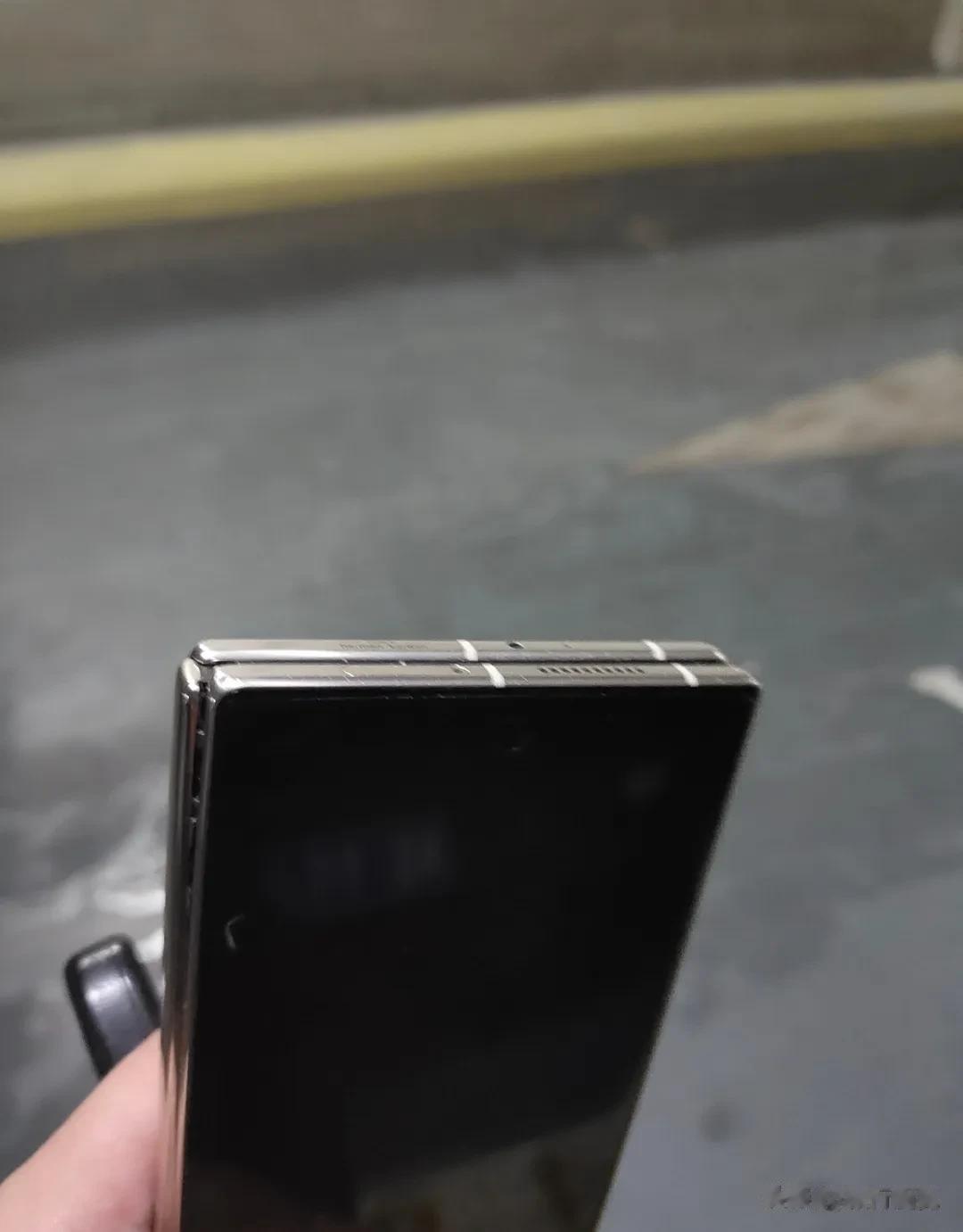 网友：刚花了九千多块钱买的小米折叠屏手机，什么垃圾质量啊，刚用两个月，折叠的铰链