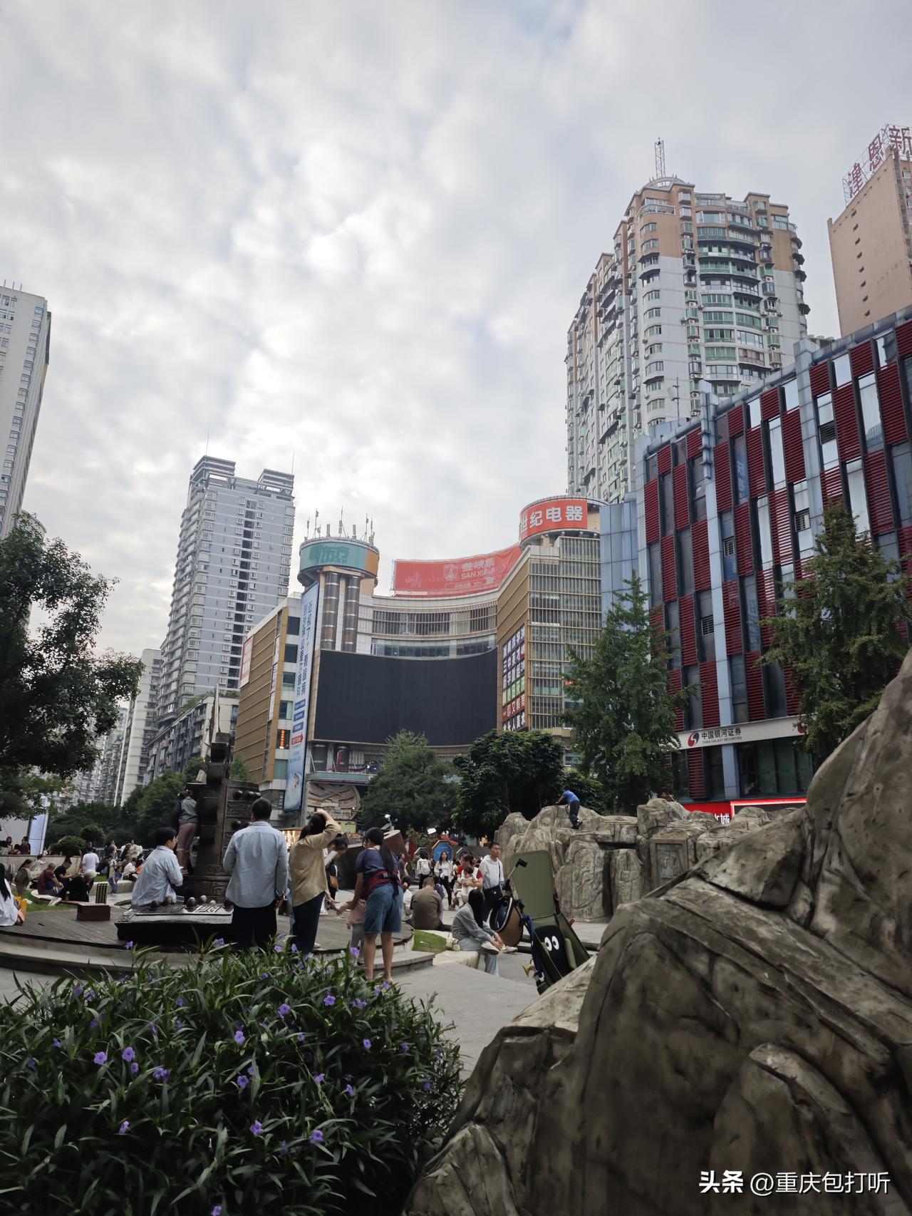 重庆三峡广场，应该是西部地区学生流量最大的步行街了吧，这附近不光有重庆大学、重庆