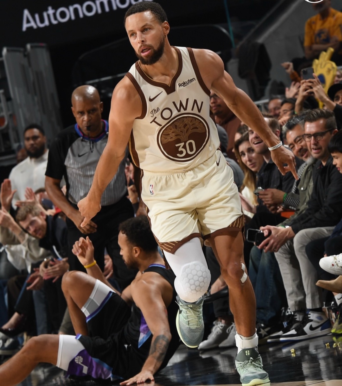 11月至今库里场均得到30分3.3助攻场均命中5.2个三分 真实命中率63.5%