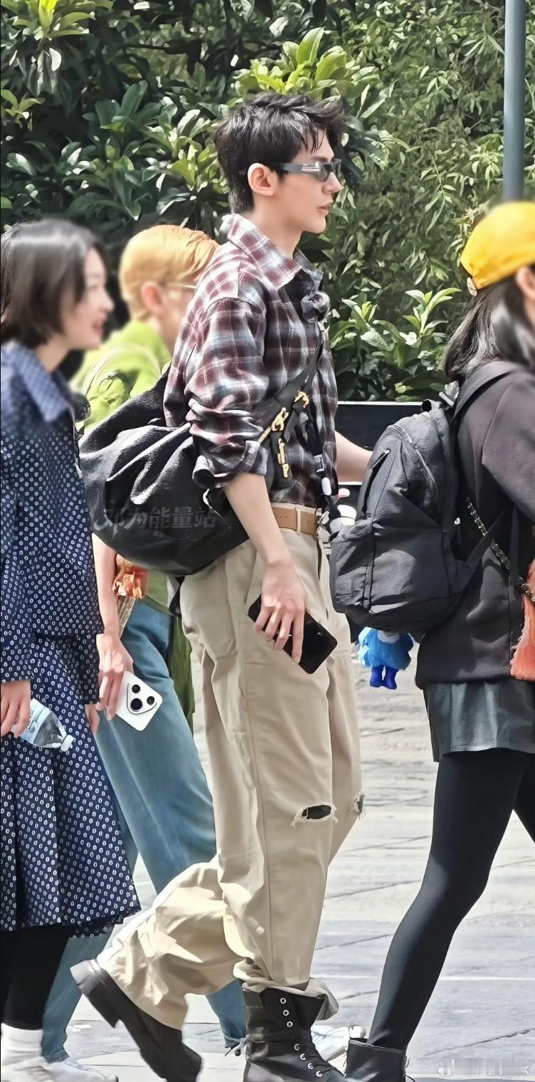 邓为花少私服格子衫穿搭 一眼就看到了全员的手机都是华为Pura90系列，橘子海这