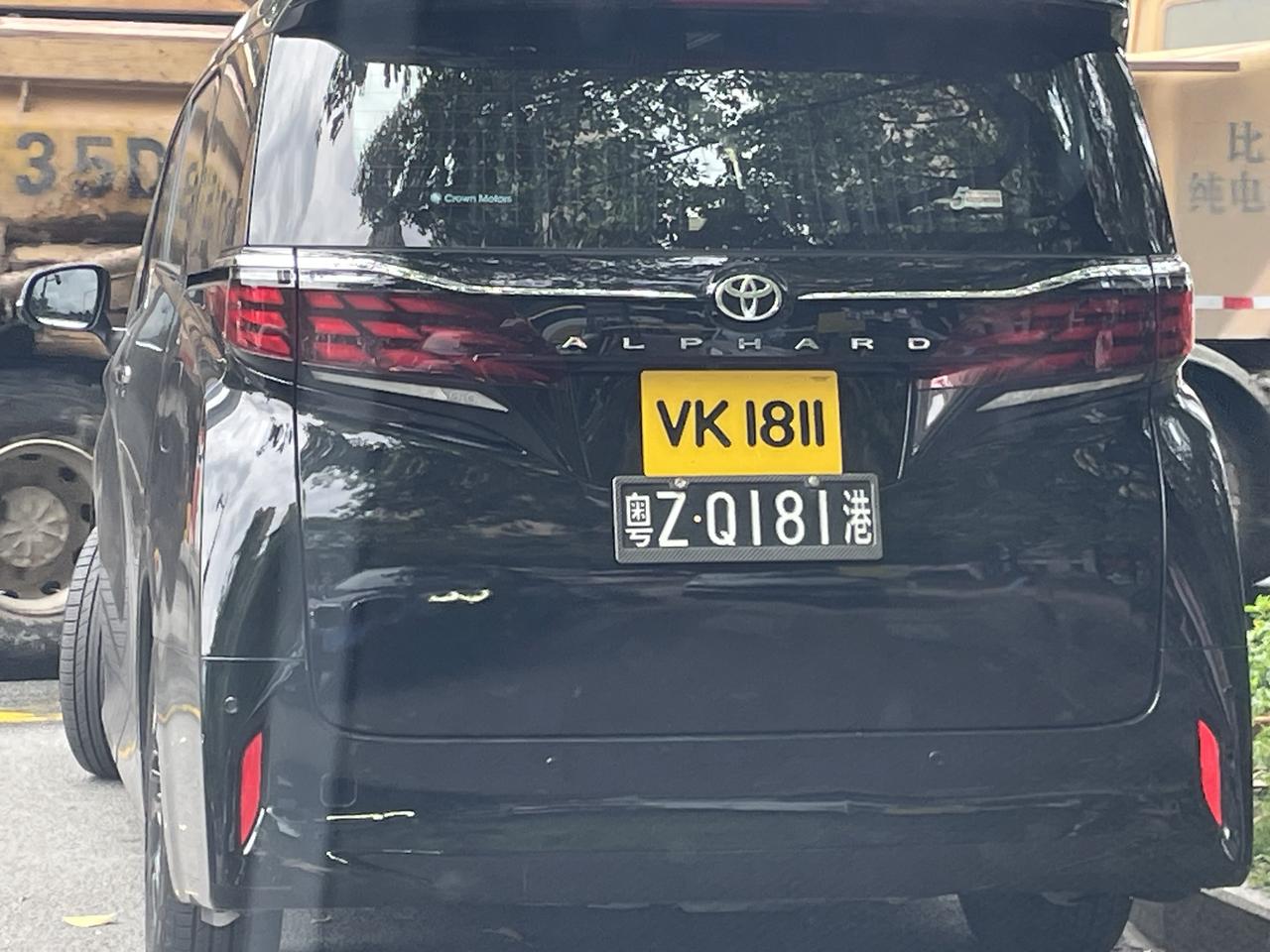 车很漂亮！车牌更漂亮！要拿着这两地相同的数字牌号是用钱买到的还是还是其他途径买到