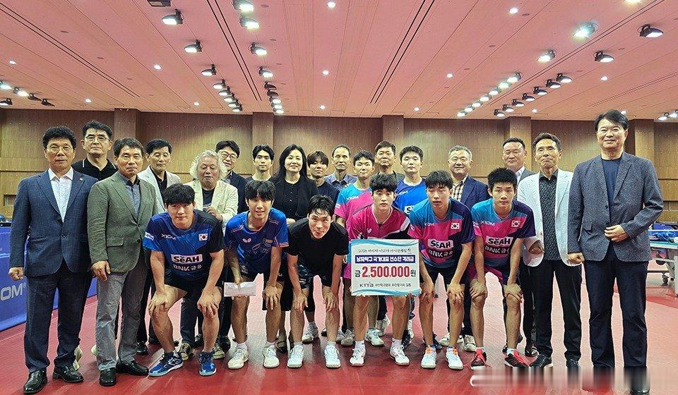 【韩媒】全国乒乓球协会会长团向国家队队员发放慰问金，国家队队员表态，将在亚运会全