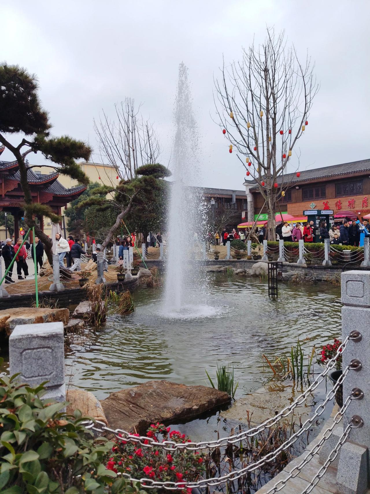 带娃逛古镇的快乐，被这个呐喊喷泉承包了！👨‍👩‍👧‍👦
小朋友们对着号角