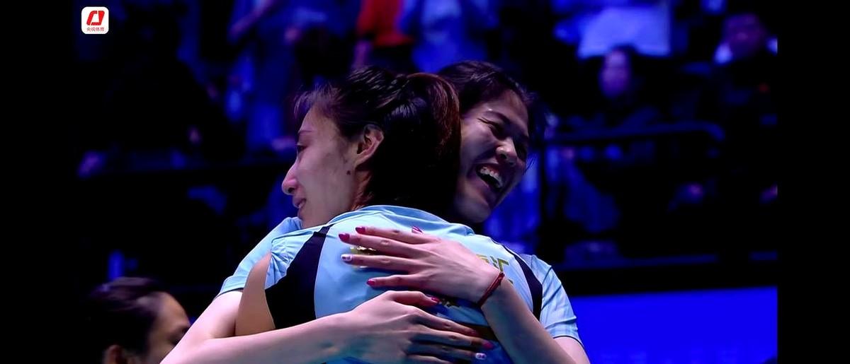 媛媛含泪抱盈莹，一切尽在不言中！
比赛结束，王媛媛动情拥抱李盈莹。
全运会赛程结