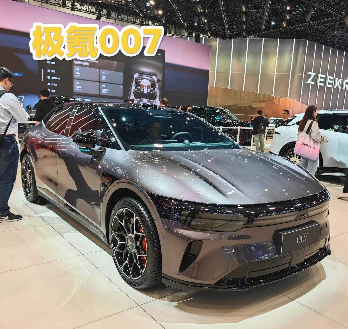 极氪007在北京车展上展现了极强的市场竞争力，全系标配的900V高压架构是其核心