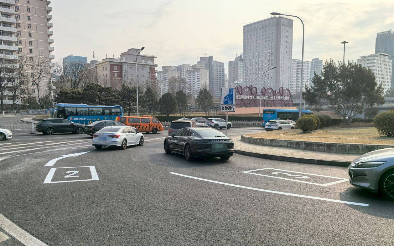 北京交管部门推行‘拉链式’通行规则 部分违规行为将被罚款100元