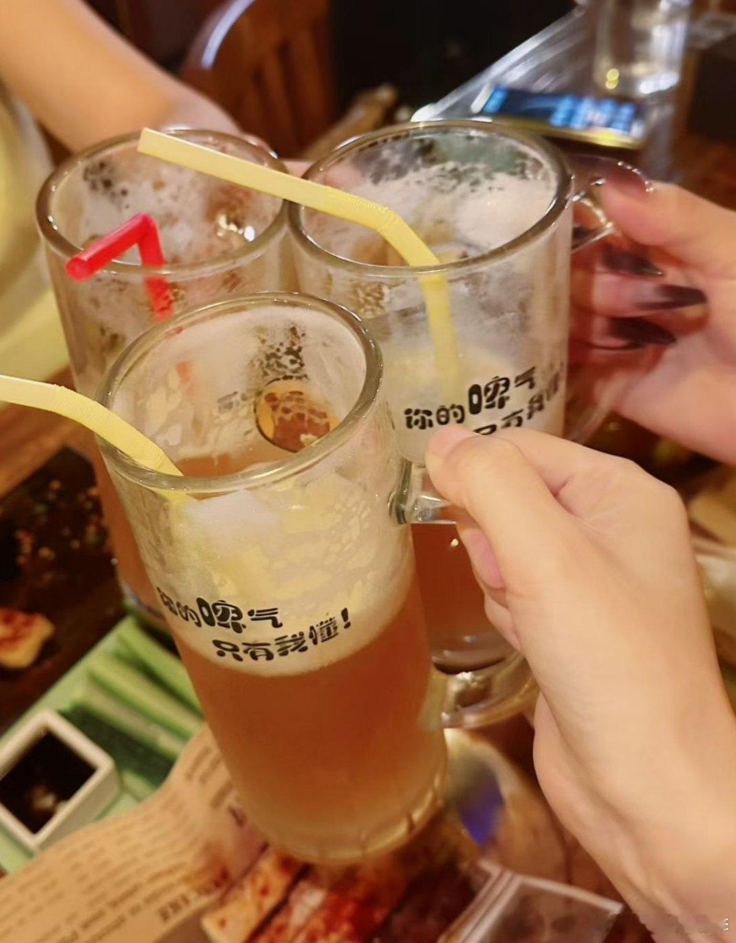 秋天里的第一杯啤酒。偶尔聚聚，谈谈生活，聊聊压力，吃顿小饭，喝喝小酒，然后各自生