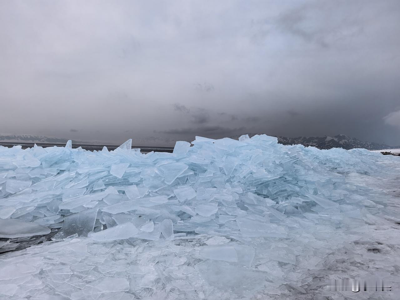 是日23号，早上赛里木湖气温零下14度，天气没有如期待的那样慷慨。

大风卷起湖