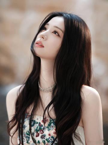 王楚然现役95顶美王楚然把摇曳生姿走成了动词摇曳生姿适配所有场景，步态优雅自带光