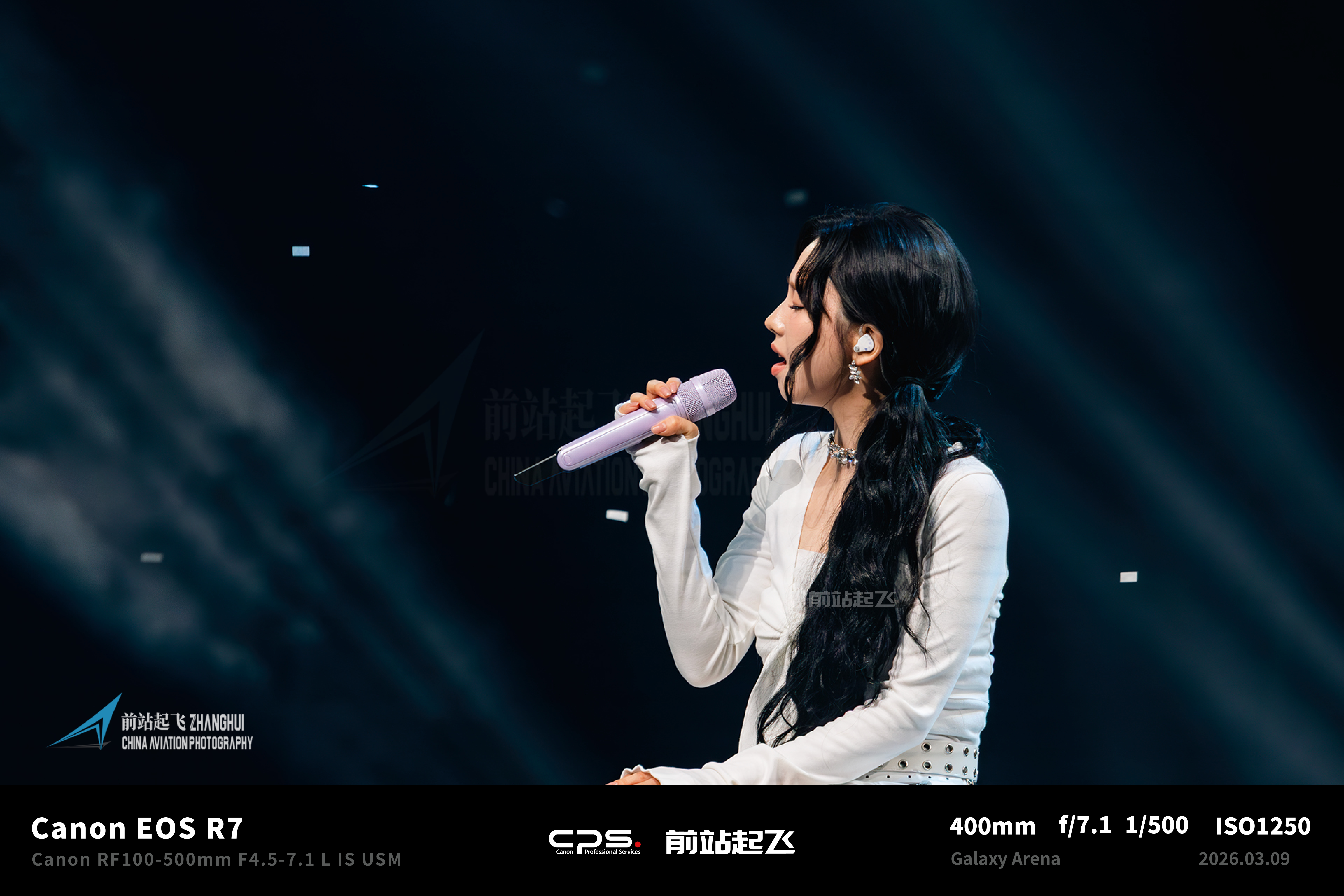 谁能拒绝这样深情又灵动的柳智敏🥺闭眼唱歌的样子，是把整个银河都唱进了旋律里。评