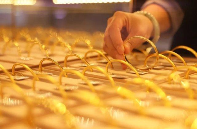 【部分一口价金饰一夜涨价20%】此前因金价 波动，一口价金饰涨价计划多次遇阻，近