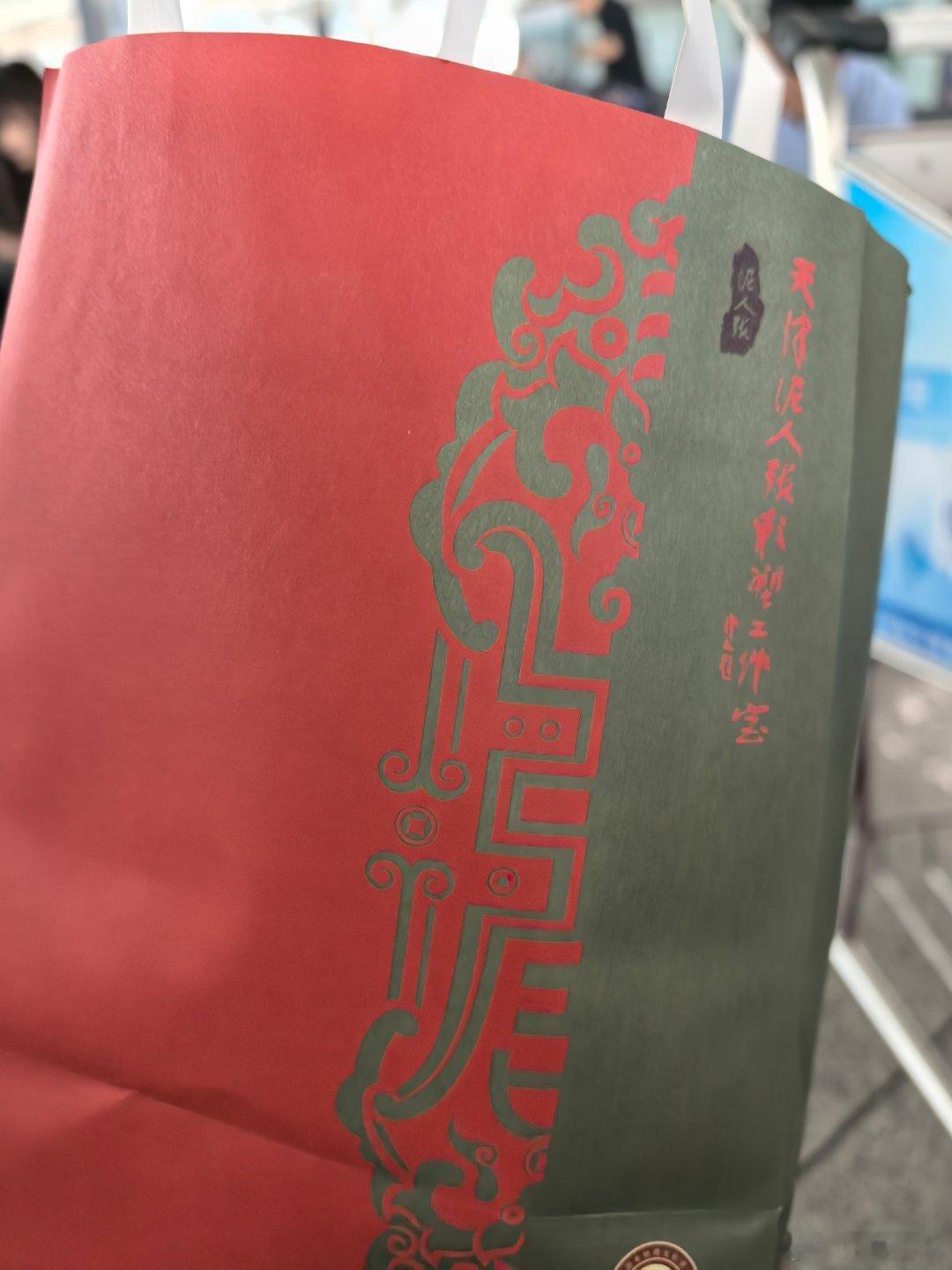 结果在机场买了礼物……[泪奔] 祥禾饽饽铺我以前买过枣泥卷确实不错，买了一盒沙琪