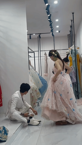 一对即将结婚的新人正在影楼拍摄婚纱照写真集。
由于拍摄时间太长，流程过于繁琐。