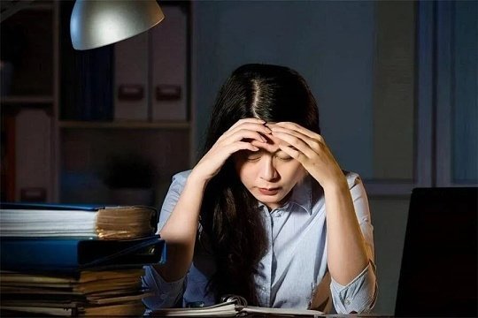 建议喜欢熬夜的反复观看熬夜一时爽，隔天却全是后遗症，黑眼圈加重、皮肤暗沉发黄，记