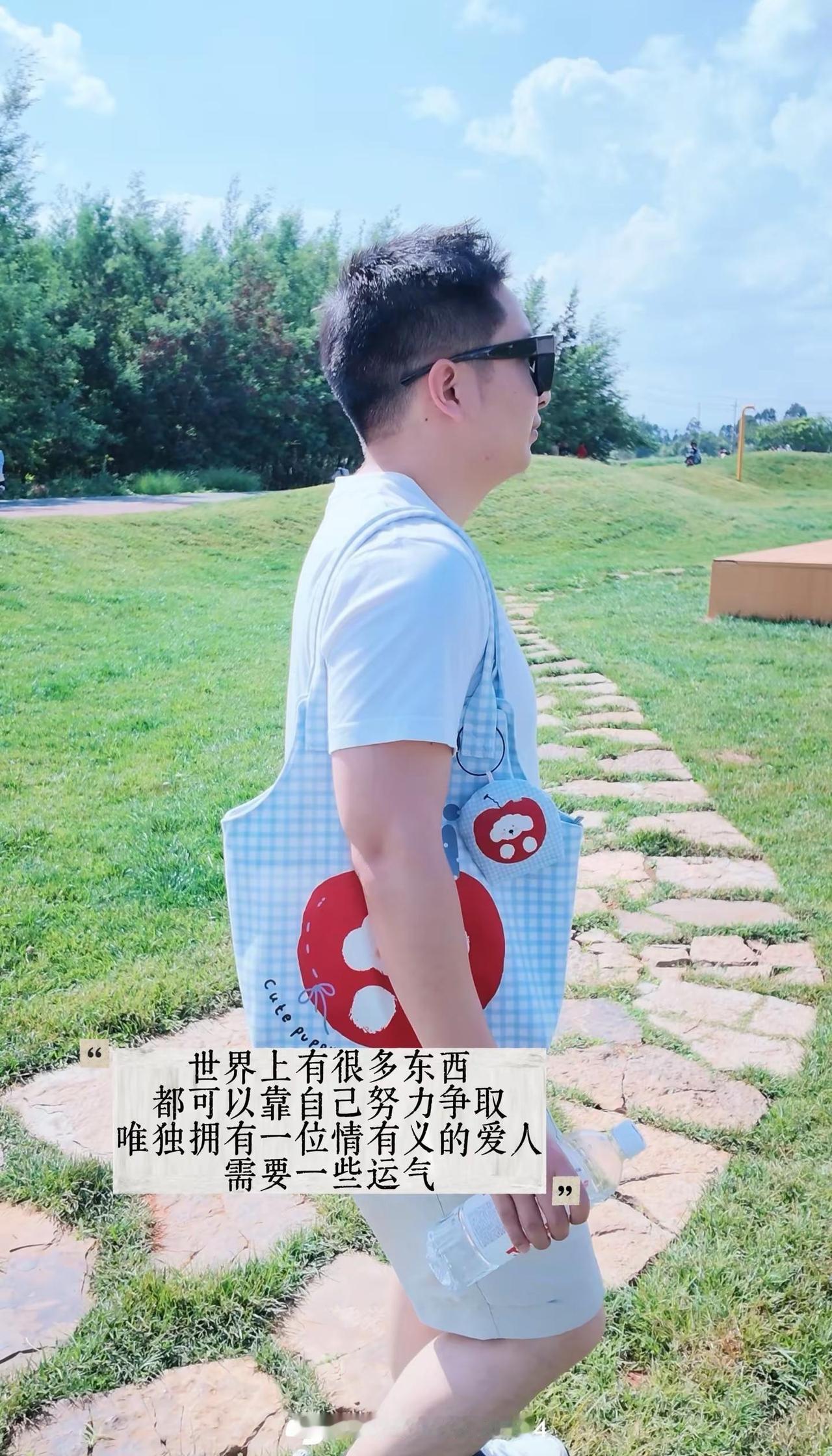 我的爱人 三岁之差 他的沉稳之资和性格底色里平和的部分 很好的弥补了我敷衍焦虑的