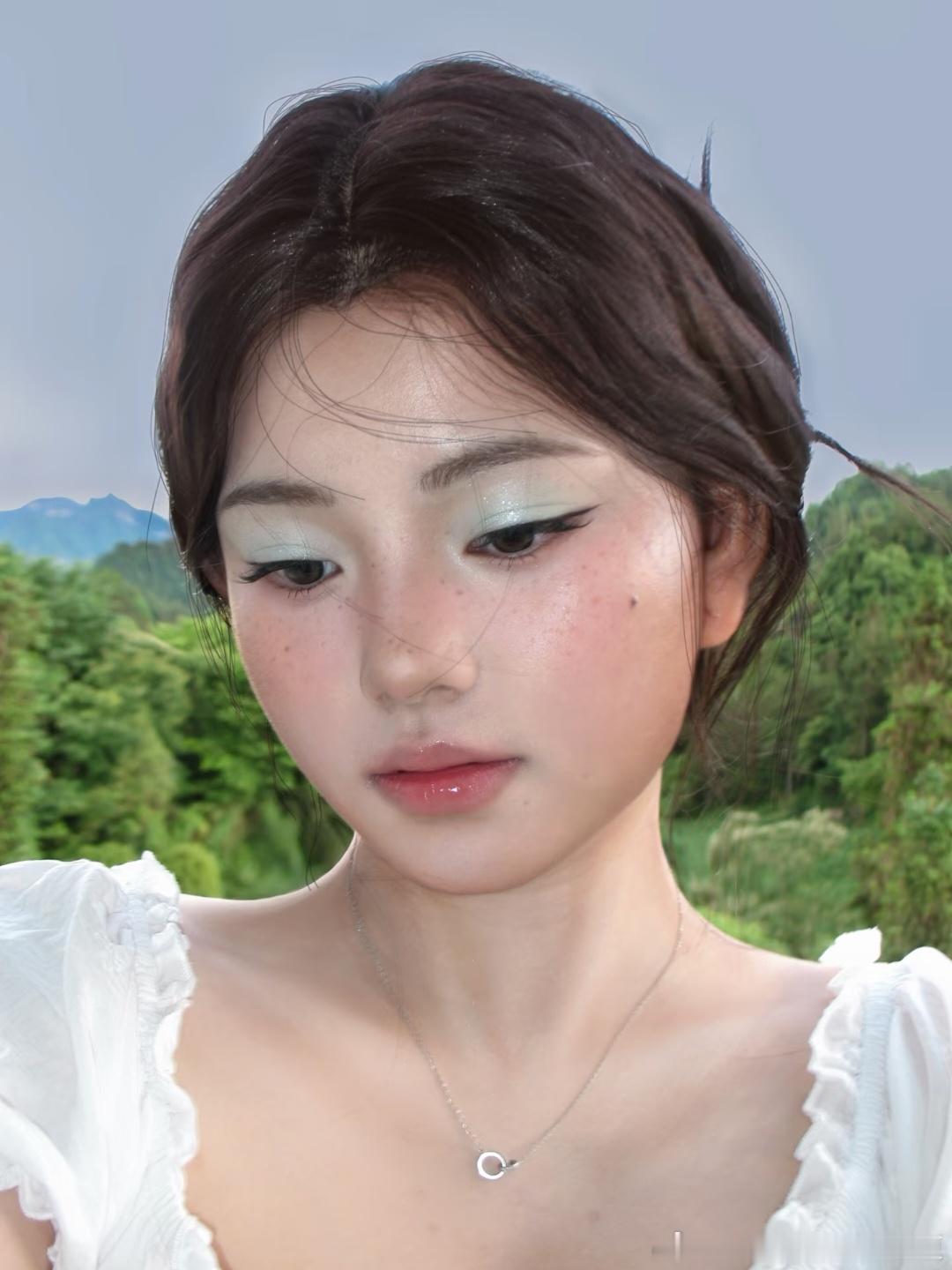 这个博主仿妆仿的欧阳娜娜也太像了吧！不知道的还以为是本人，好自然的美 