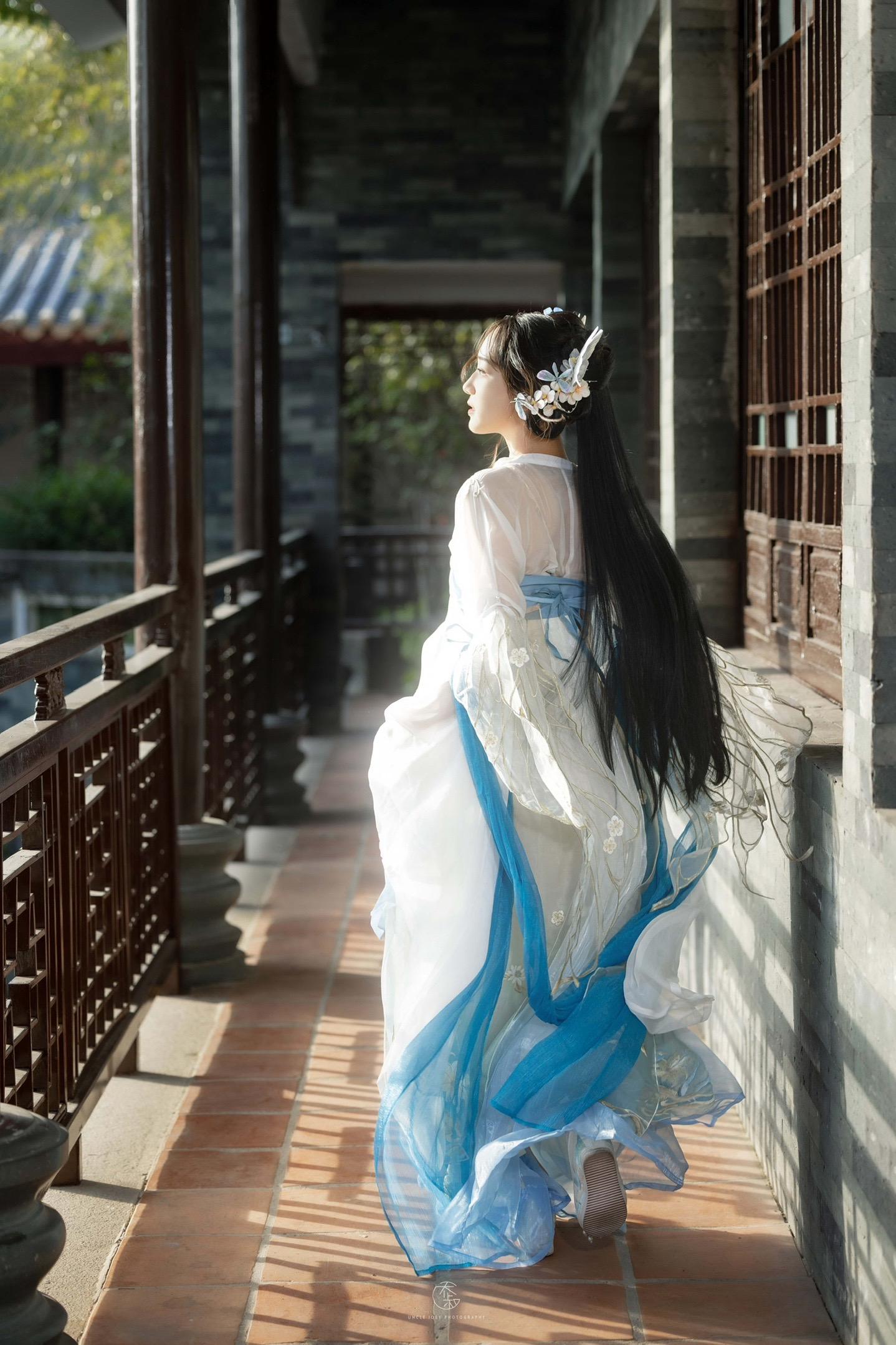 终于知道为什么说是光让照片有了灵魂。
一定要拍的发光汉服~