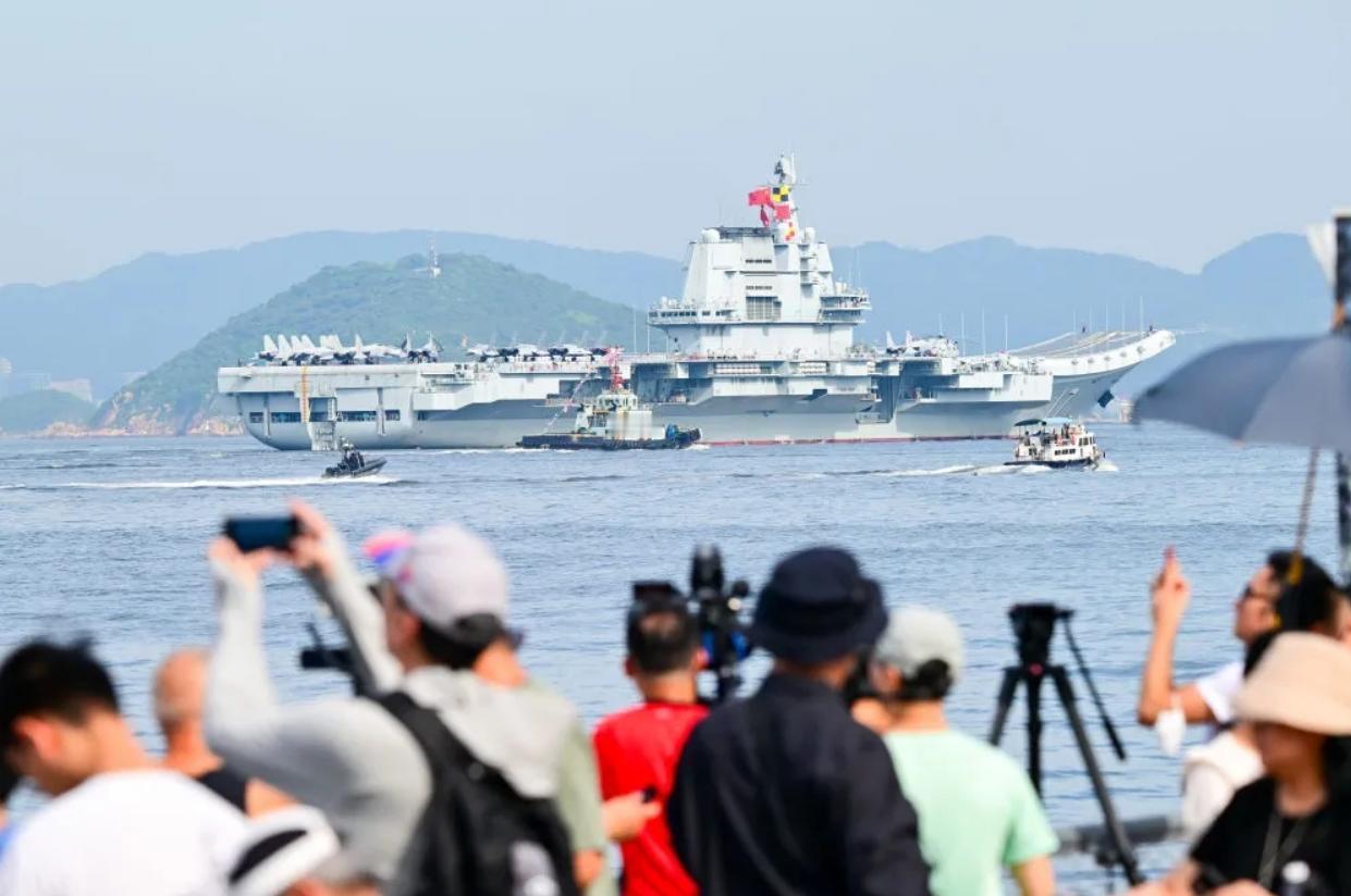 “内鬼露头了？”航母山东舰自3日起访港5天，怎料，警方在山顶休息时，发现限飞区冒