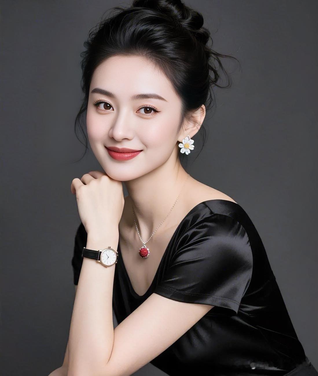 乌发高挽，一袭黑裙勾勒出曼妙身姿。腕间时钟记录岁月静好，耳畔雏菊绽放春日温柔。红