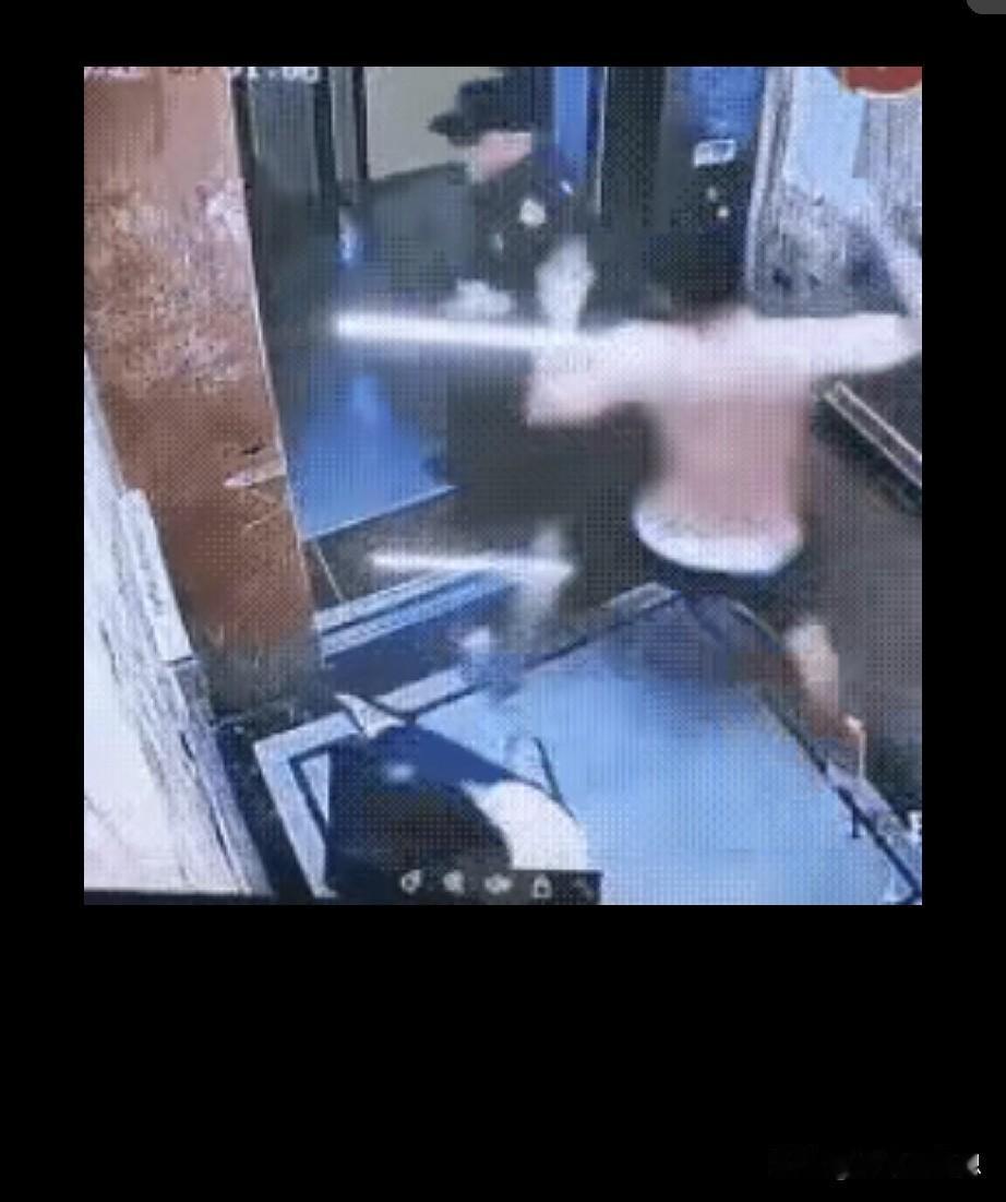 男子在电梯里对女子施暴，保安闻声赶到，看到女子被男子按在地上打，他冲上去制止，男