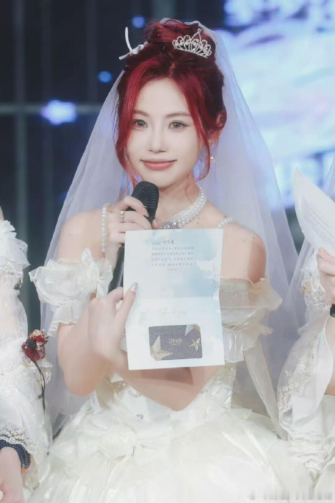 当段艺璇、张笑盈们在聚光灯下收获祝福、手握终生会员卡时，她们得到的不仅是告别仪式