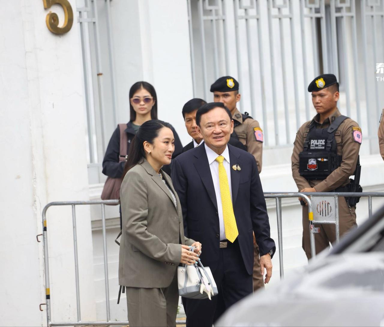 “泰国政坛要变天！”他信、佩通坦、英拉，一家三口同时出现在中国的镜头里，我第一反