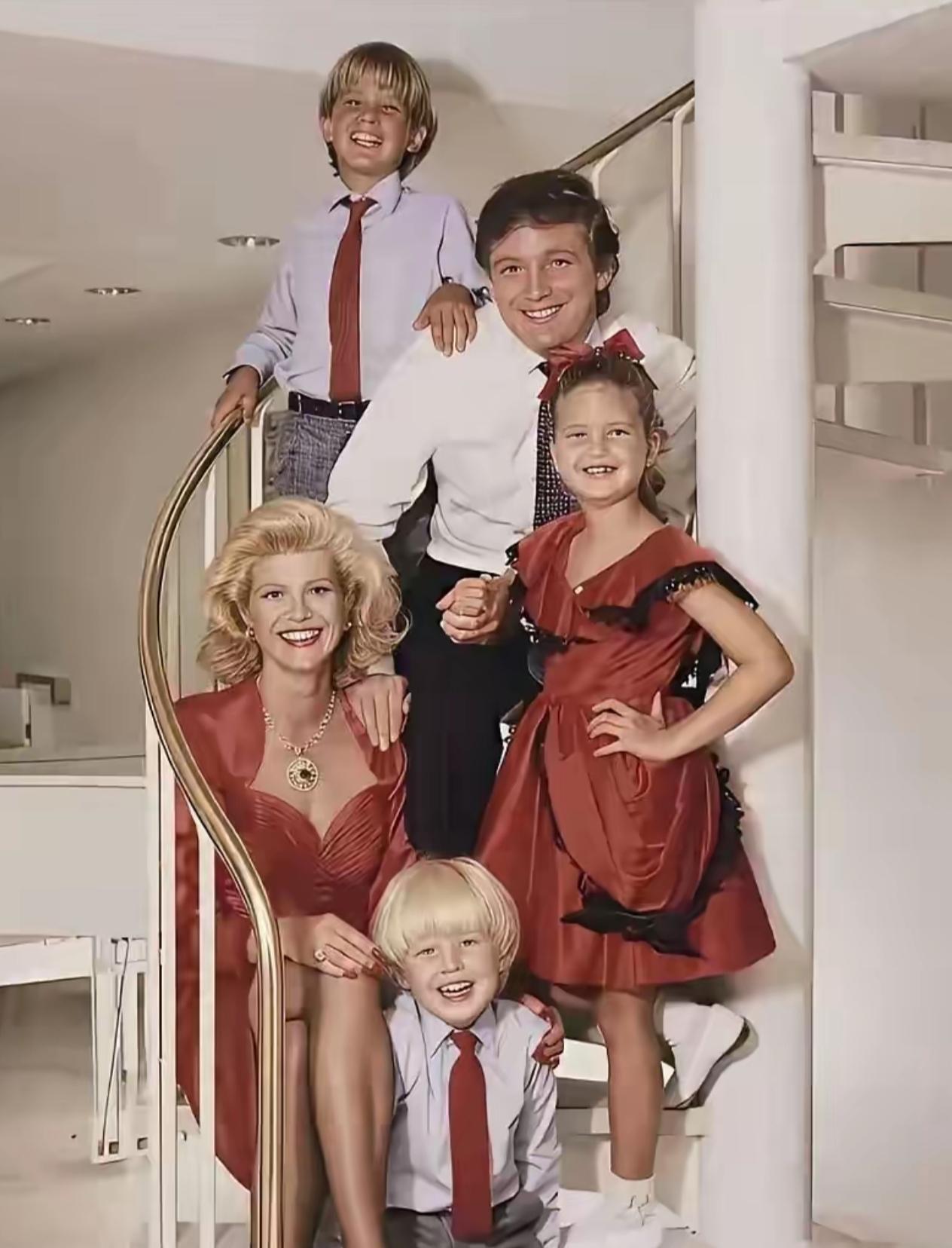 特朗普与原配夫人以及子女的全家福。年轻时的特朗普风度翩翩！
        ​特