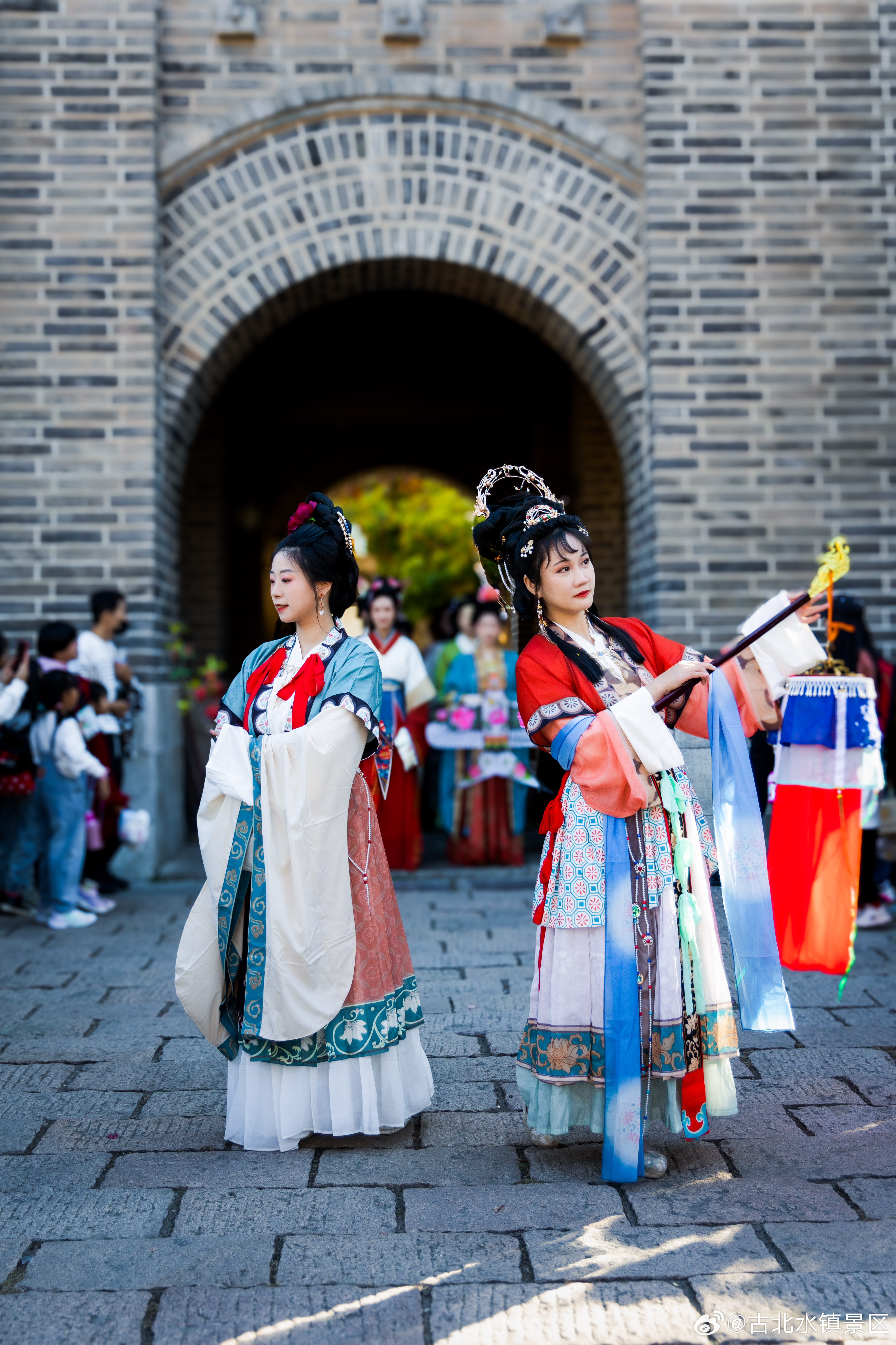今年“古北水镇国风红叶季·光之秋华”巡游更换为全新的形式，由陆地巡游、水上巡游、