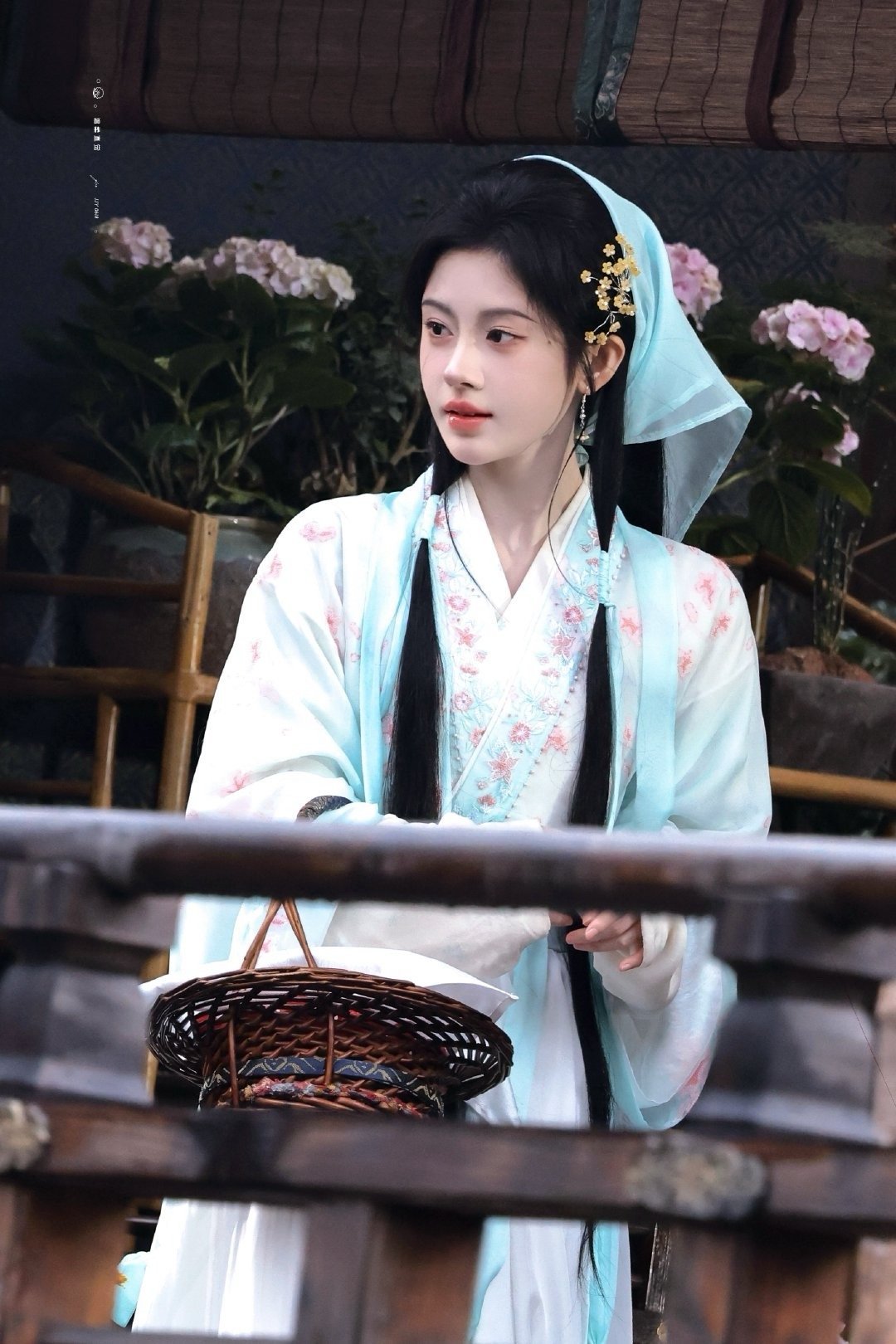 鞠婧祎月鳞绮纪饭拍路透，田园风好清新好适合，想偶遇这位漂亮的采茶女露芜衣[爱慕]