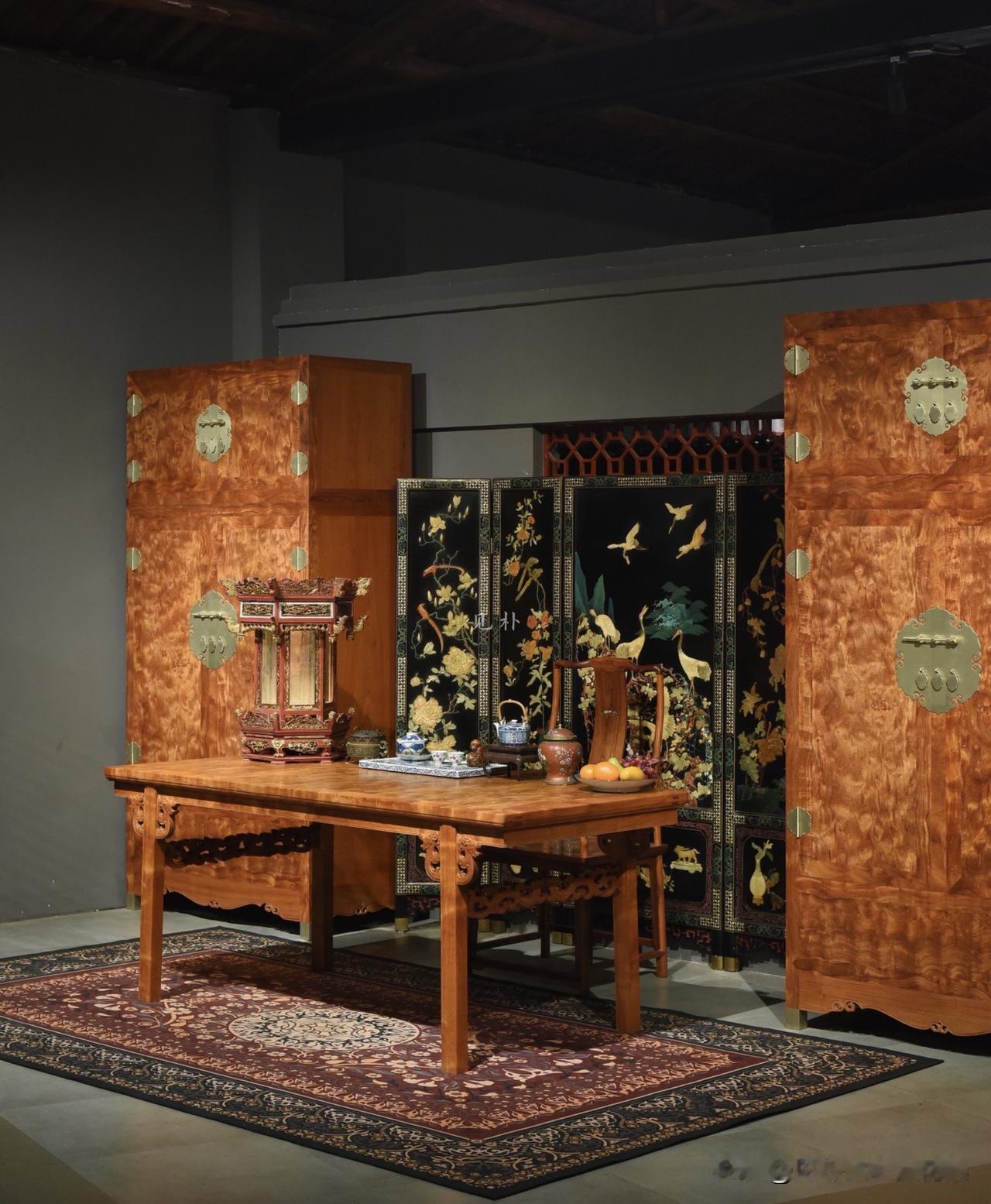 与其迷恋我，不如拿下我｜缅花满龙胆顶箱柜
满是山水纹的缅甸花梨大柜，是中式家具里